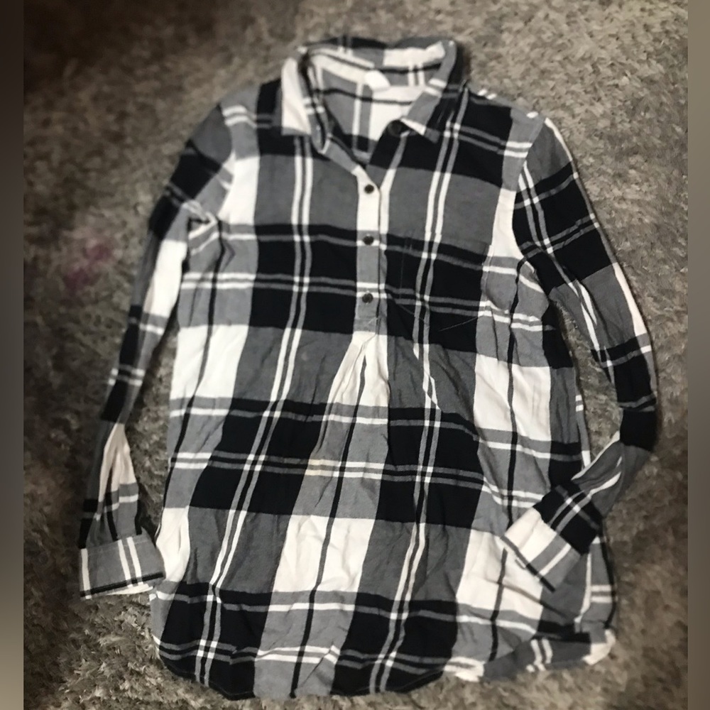 old navy black and white half button flannel